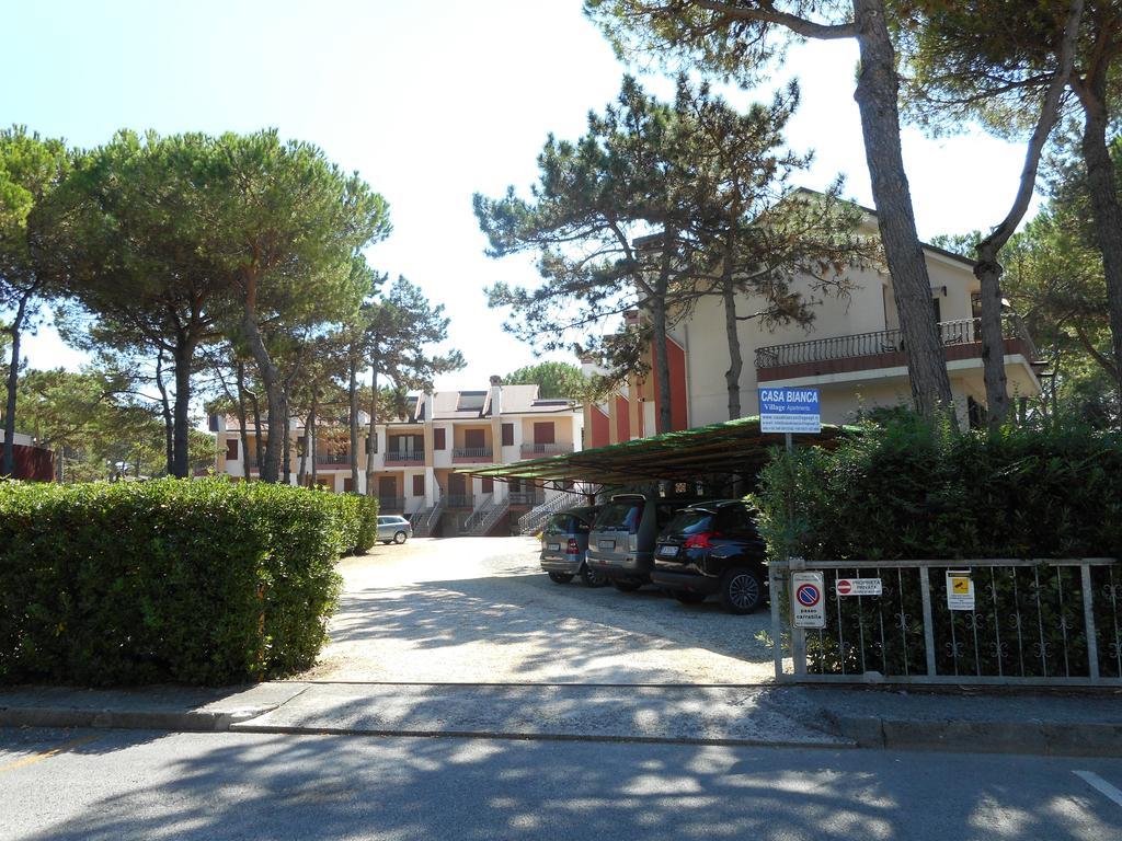 Casa Bianca Village Apartments Lignano Sabbiadoro Extérieur photo